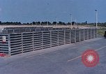 Standbild Thailändische Arbeiter sauber hinteren Abschnitte der M 117 Allgemeine Bomben U-Tapao Royal Thai Air Force Base Thailand, 1969, aus Sekunde 10 historischem Filmmaterial Videoclip 65675039070