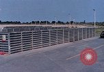 Standbild Thailändische Arbeiter sauber hinteren Abschnitte der M 117 Allgemeine Bomben U-Tapao Royal Thai Air Force Base Thailand, 1969, aus Sekunde 12 historischem Filmmaterial Videoclip 65675039070