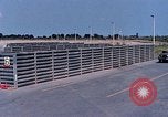 Standbild Thailändische Arbeiter sauber hinteren Abschnitte der M 117 Allgemeine Bomben U-Tapao Royal Thai Air Force Base Thailand, 1969, aus Sekunde 13 historischem Filmmaterial Videoclip 65675039070