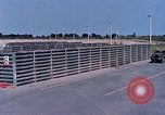 Standbild Thailändische Arbeiter sauber hinteren Abschnitte der M 117 Allgemeine Bomben U-Tapao Royal Thai Air Force Base Thailand, 1969, aus Sekunde 14 historischem Filmmaterial Videoclip 65675039070