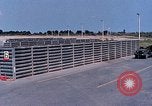 Standbild Thailändische Arbeiter sauber hinteren Abschnitte der M 117 Allgemeine Bomben U-Tapao Royal Thai Air Force Base Thailand, 1969, aus Sekunde 15 historischem Filmmaterial Videoclip 65675039070