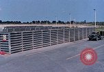 Standbild Thailändische Arbeiter sauber hinteren Abschnitte der M 117 Allgemeine Bomben U-Tapao Royal Thai Air Force Base Thailand, 1969, aus Sekunde 16 historischem Filmmaterial Videoclip 65675039070