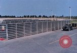 Standbild Thailändische Arbeiter sauber hinteren Abschnitte der M 117 Allgemeine Bomben U-Tapao Royal Thai Air Force Base Thailand, 1969, aus Sekunde 17 historischem Filmmaterial Videoclip 65675039070