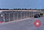Standbild Thailändische Arbeiter sauber hinteren Abschnitte der M 117 Allgemeine Bomben U-Tapao Royal Thai Air Force Base Thailand, 1969, aus Sekunde 18 historischem Filmmaterial Videoclip 65675039070