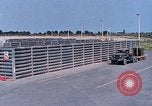 Standbild Thailändische Arbeiter sauber hinteren Abschnitte der M 117 Allgemeine Bomben U-Tapao Royal Thai Air Force Base Thailand, 1969, aus Sekunde 19 historischem Filmmaterial Videoclip 65675039070