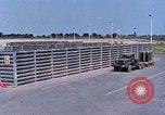 Standbild Thailändische Arbeiter sauber hinteren Abschnitte der M 117 Allgemeine Bomben U-Tapao Royal Thai Air Force Base Thailand, 1969, aus Sekunde 20 historischem Filmmaterial Videoclip 65675039070