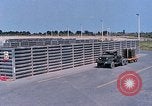 Standbild Thailändische Arbeiter sauber hinteren Abschnitte der M 117 Allgemeine Bomben U-Tapao Royal Thai Air Force Base Thailand, 1969, aus Sekunde 21 historischem Filmmaterial Videoclip 65675039070