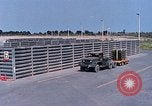 Standbild Thailändische Arbeiter sauber hinteren Abschnitte der M 117 Allgemeine Bomben U-Tapao Royal Thai Air Force Base Thailand, 1969, aus Sekunde 23 historischem Filmmaterial Videoclip 65675039070