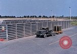 Standbild Thailändische Arbeiter sauber hinteren Abschnitte der M 117 Allgemeine Bomben U-Tapao Royal Thai Air Force Base Thailand, 1969, aus Sekunde 24 historischem Filmmaterial Videoclip 65675039070