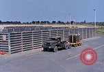 Standbild Thailändische Arbeiter sauber hinteren Abschnitte der M 117 Allgemeine Bomben U-Tapao Royal Thai Air Force Base Thailand, 1969, aus Sekunde 25 historischem Filmmaterial Videoclip 65675039070
