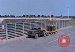 Standbild Thailändische Arbeiter sauber hinteren Abschnitte der M 117 Allgemeine Bomben U-Tapao Royal Thai Air Force Base Thailand, 1969, aus Sekunde 26 historischem Filmmaterial Videoclip 65675039070