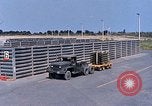 Standbild Thailändische Arbeiter sauber hinteren Abschnitte der M 117 Allgemeine Bomben U-Tapao Royal Thai Air Force Base Thailand, 1969, aus Sekunde 27 historischem Filmmaterial Videoclip 65675039070