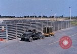 Standbild Thailändische Arbeiter sauber hinteren Abschnitte der M 117 Allgemeine Bomben U-Tapao Royal Thai Air Force Base Thailand, 1969, aus Sekunde 28 historischem Filmmaterial Videoclip 65675039070