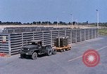 Standbild Thailändische Arbeiter sauber hinteren Abschnitte der M 117 Allgemeine Bomben U-Tapao Royal Thai Air Force Base Thailand, 1969, aus Sekunde 30 historischem Filmmaterial Videoclip 65675039070