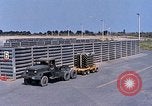 Standbild Thailändische Arbeiter sauber hinteren Abschnitte der M 117 Allgemeine Bomben U-Tapao Royal Thai Air Force Base Thailand, 1969, aus Sekunde 31 historischem Filmmaterial Videoclip 65675039070