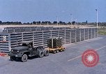 Standbild Thailändische Arbeiter sauber hinteren Abschnitte der M 117 Allgemeine Bomben U-Tapao Royal Thai Air Force Base Thailand, 1969, aus Sekunde 33 historischem Filmmaterial Videoclip 65675039070