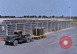 Standbild Thailändische Arbeiter sauber hinteren Abschnitte der M 117 Allgemeine Bomben U-Tapao Royal Thai Air Force Base Thailand, 1969, aus Sekunde 34 historischem Filmmaterial Videoclip 65675039070