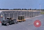 Standbild Thailändische Arbeiter sauber hinteren Abschnitte der M 117 Allgemeine Bomben U-Tapao Royal Thai Air Force Base Thailand, 1969, aus Sekunde 35 historischem Filmmaterial Videoclip 65675039070