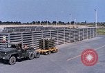 Standbild Thailändische Arbeiter sauber hinteren Abschnitte der M 117 Allgemeine Bomben U-Tapao Royal Thai Air Force Base Thailand, 1969, aus Sekunde 37 historischem Filmmaterial Videoclip 65675039070