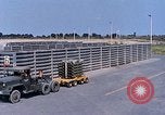 Standbild Thailändische Arbeiter sauber hinteren Abschnitte der M 117 Allgemeine Bomben U-Tapao Royal Thai Air Force Base Thailand, 1969, aus Sekunde 38 historischem Filmmaterial Videoclip 65675039070