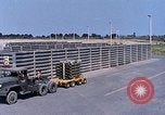Standbild Thailändische Arbeiter sauber hinteren Abschnitte der M 117 Allgemeine Bomben U-Tapao Royal Thai Air Force Base Thailand, 1969, aus Sekunde 39 historischem Filmmaterial Videoclip 65675039070