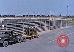 Standbild Thailändische Arbeiter sauber hinteren Abschnitte der M 117 Allgemeine Bomben U-Tapao Royal Thai Air Force Base Thailand, 1969, aus Sekunde 40 historischem Filmmaterial Videoclip 65675039070