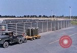 Standbild Thailändische Arbeiter sauber hinteren Abschnitte der M 117 Allgemeine Bomben U-Tapao Royal Thai Air Force Base Thailand, 1969, aus Sekunde 42 historischem Filmmaterial Videoclip 65675039070