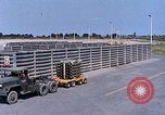 Standbild Thailändische Arbeiter sauber hinteren Abschnitte der M 117 Allgemeine Bomben U-Tapao Royal Thai Air Force Base Thailand, 1969, aus Sekunde 44 historischem Filmmaterial Videoclip 65675039070
