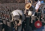 Standbild Thailändische Arbeiter sauber hinteren Abschnitte der M 117 Allgemeine Bomben U-Tapao Royal Thai Air Force Base Thailand, 1969, aus Sekunde 47 historischem Filmmaterial Videoclip 65675039070