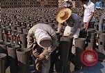 Standbild Thailändische Arbeiter sauber hinteren Abschnitte der M 117 Allgemeine Bomben U-Tapao Royal Thai Air Force Base Thailand, 1969, aus Sekunde 48 historischem Filmmaterial Videoclip 65675039070