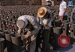 Standbild Thailändische Arbeiter sauber hinteren Abschnitte der M 117 Allgemeine Bomben U-Tapao Royal Thai Air Force Base Thailand, 1969, aus Sekunde 49 historischem Filmmaterial Videoclip 65675039070