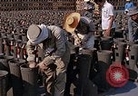 Standbild Thailändische Arbeiter sauber hinteren Abschnitte der M 117 Allgemeine Bomben U-Tapao Royal Thai Air Force Base Thailand, 1969, aus Sekunde 50 historischem Filmmaterial Videoclip 65675039070