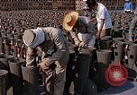 Standbild Thailändische Arbeiter sauber hinteren Abschnitte der M 117 Allgemeine Bomben U-Tapao Royal Thai Air Force Base Thailand, 1969, aus Sekunde 51 historischem Filmmaterial Videoclip 65675039070