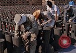 Standbild Thailändische Arbeiter sauber hinteren Abschnitte der M 117 Allgemeine Bomben U-Tapao Royal Thai Air Force Base Thailand, 1969, aus Sekunde 55 historischem Filmmaterial Videoclip 65675039070