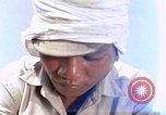 Standbild Thailändische Arbeiter sauber hinteren Abschnitte der M 117 Allgemeine Bomben U-Tapao Royal Thai Air Force Base Thailand, 1969, aus Sekunde 60 historischem Filmmaterial Videoclip 65675039070