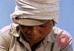 Standbild Thailändische Arbeiter sauber hinteren Abschnitte der M 117 Allgemeine Bomben U-Tapao Royal Thai Air Force Base Thailand, 1969, aus Sekunde 61 historischem Filmmaterial Videoclip 65675039070