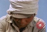 Standbild Thailändische Arbeiter sauber hinteren Abschnitte der M 117 Allgemeine Bomben U-Tapao Royal Thai Air Force Base Thailand, 1969, aus Sekunde 62 historischem Filmmaterial Videoclip 65675039070