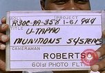 Standbild Thailändische Arbeiter Tag m 117 general purpose bomb Gehäuse U-Tapao Royal Thai Air Force Base Thailand, 1969, aus Sekunde 4 historischem Filmmaterial Videoclip 65675039071