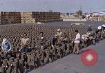 Standbild Thailändische Arbeiter Tag m 117 general purpose bomb Gehäuse U-Tapao Royal Thai Air Force Base Thailand, 1969, aus Sekunde 7 historischem Filmmaterial Videoclip 65675039071