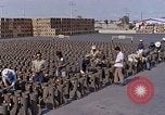 Standbild Thailändische Arbeiter Tag m 117 general purpose bomb Gehäuse U-Tapao Royal Thai Air Force Base Thailand, 1969, aus Sekunde 8 historischem Filmmaterial Videoclip 65675039071