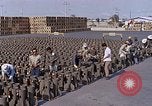 Standbild Thailändische Arbeiter Tag m 117 general purpose bomb Gehäuse U-Tapao Royal Thai Air Force Base Thailand, 1969, aus Sekunde 9 historischem Filmmaterial Videoclip 65675039071