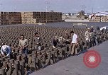 Standbild Thailändische Arbeiter Tag m 117 general purpose bomb Gehäuse U-Tapao Royal Thai Air Force Base Thailand, 1969, aus Sekunde 10 historischem Filmmaterial Videoclip 65675039071