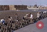 Standbild Thailändische Arbeiter Tag m 117 general purpose bomb Gehäuse U-Tapao Royal Thai Air Force Base Thailand, 1969, aus Sekunde 11 historischem Filmmaterial Videoclip 65675039071