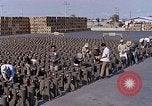 Standbild Thailändische Arbeiter Tag m 117 general purpose bomb Gehäuse U-Tapao Royal Thai Air Force Base Thailand, 1969, aus Sekunde 12 historischem Filmmaterial Videoclip 65675039071