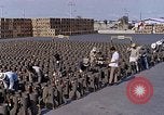 Standbild Thailändische Arbeiter Tag m 117 general purpose bomb Gehäuse U-Tapao Royal Thai Air Force Base Thailand, 1969, aus Sekunde 14 historischem Filmmaterial Videoclip 65675039071