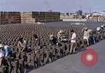 Standbild Thailändische Arbeiter Tag m 117 general purpose bomb Gehäuse U-Tapao Royal Thai Air Force Base Thailand, 1969, aus Sekunde 15 historischem Filmmaterial Videoclip 65675039071