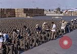 Standbild Thailändische Arbeiter Tag m 117 general purpose bomb Gehäuse U-Tapao Royal Thai Air Force Base Thailand, 1969, aus Sekunde 16 historischem Filmmaterial Videoclip 65675039071