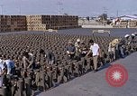 Standbild Thailändische Arbeiter Tag m 117 general purpose bomb Gehäuse U-Tapao Royal Thai Air Force Base Thailand, 1969, aus Sekunde 17 historischem Filmmaterial Videoclip 65675039071