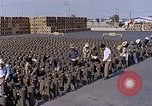 Standbild Thailändische Arbeiter Tag m 117 general purpose bomb Gehäuse U-Tapao Royal Thai Air Force Base Thailand, 1969, aus Sekunde 19 historischem Filmmaterial Videoclip 65675039071