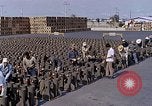 Standbild Thailändische Arbeiter Tag m 117 general purpose bomb Gehäuse U-Tapao Royal Thai Air Force Base Thailand, 1969, aus Sekunde 20 historischem Filmmaterial Videoclip 65675039071